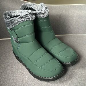 Women's Warm Winter Boots - Size 39/8.5 Green, Brand New
